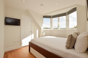 Small Studio Apartment | Hypo-allergenic bedding, iron/ironing board, free WiFi - Golders Green Serviced Apartments by Concept Apartments (London)