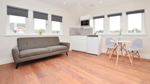 Split Level Deluxe Studio Apartment | Oppholdsområde