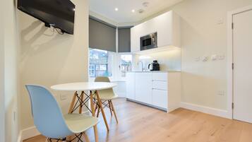 Standard Studio Apartment | Zona de estar | Una televisión de pantalla plana, suelo radiante