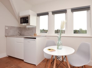 Split Level Deluxe Studio Apartment | Bếp riêng | Tủ lạnh nhỏ, lò vi sóng, bếp nấu, dụng cụ pha espresso 