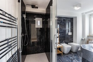 Dusj, boblebad, hårføner og bidé