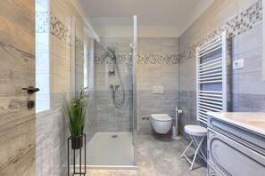 Dusche, Haartrockner, Handtücher, Seife