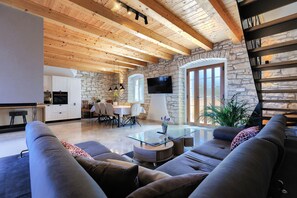 Fernseher, Kamin