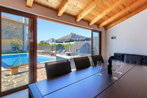 Een buitenzwembad, een verwarmd zwembad