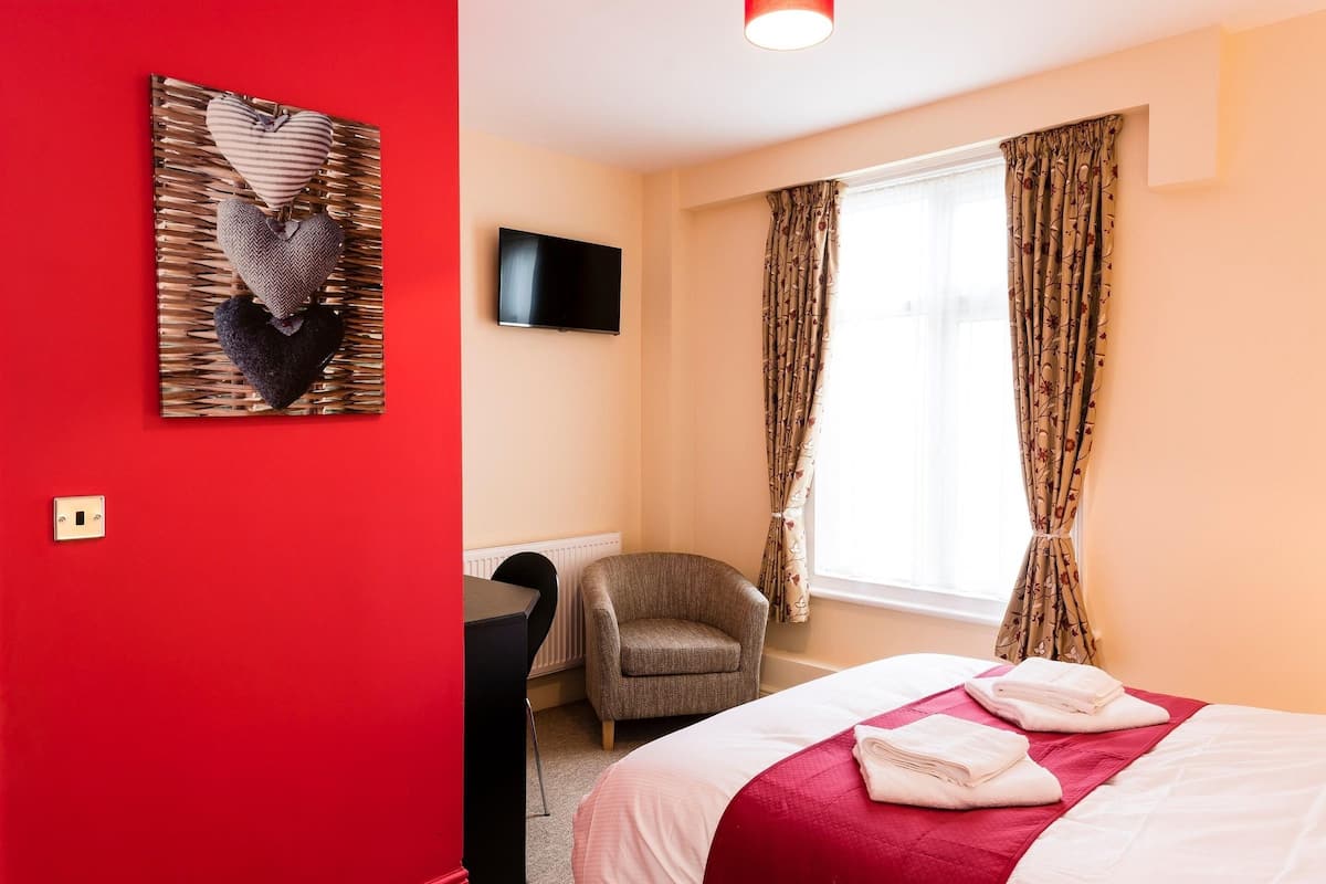 Chambre Standard double | Bureau, fer et planche Ă repasser, accĂšs au Wi-Fi (inclus)
