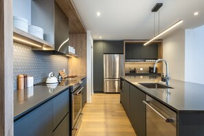 Køleskab, mikrobølgeovn, ovn, kogeplade