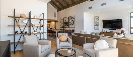 TV connectée, cheminée, chaîne hi-fi