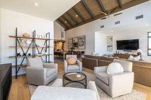 Smart-tv, pejs, stereoanlæg