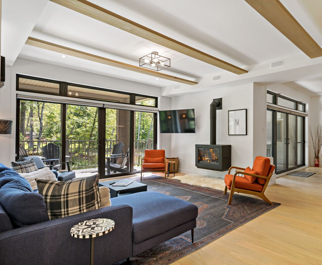 Smart-tv, eldstad och en stereo