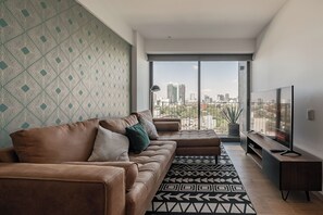 En 65-tommers LED-TV med kabel-kanaler samt Netflix og strømmetjenester