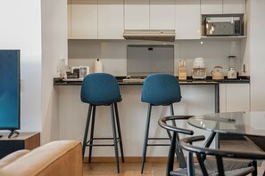 Réfrigérateur grande capacité avec congélateur, four à micro-ondes