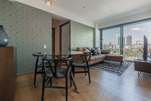 65-inch LED TV with cable channels, Netflix, streaming services - Comodo departamento en Condesa (Mexico City)