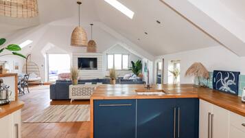 Lemari es, mesin pencuci piring, ketel listrik, dan pemanggang roti