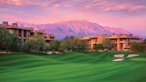 A golf course with a mountain backdrop and modern buildings. - Modern 1BR Villa at The Westin Desert Willow Villas – Golf Views + Resort Pools (Palm Desert)