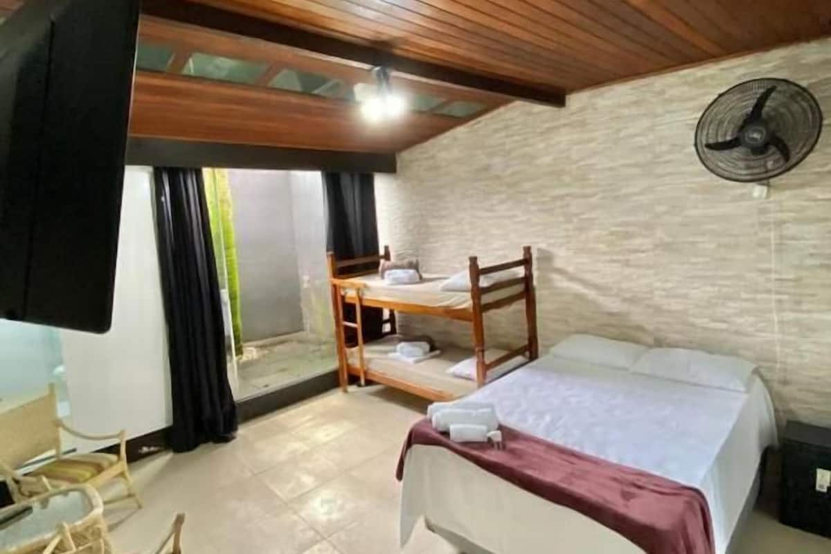 Habitación exclusiva | Zona de estar | Smart TV de 40 pulgadas con canales por cable, Netflix