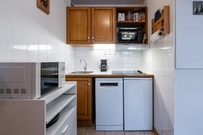 冰箱、微波炉、烤箱、洗碗机