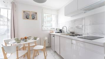 Réfrigérateur, micro-ondes, four, lave-vaisselle