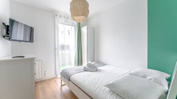 1 habitación, tabla de planchar con plancha, wifi gratis y ropa de cama