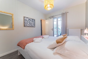 1 habitación, tabla de planchar con plancha, wifi gratis y ropa de cama 