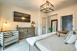 4 habitaciones, escritorio y tabla de planchar con plancha