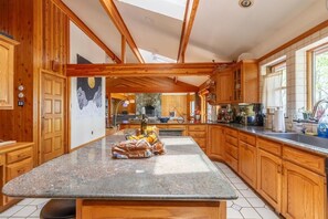 Private kitchen - Massive 4,000 sq foot chalet on more than seven acres, only 90 minutes from NYC (Poughquag)