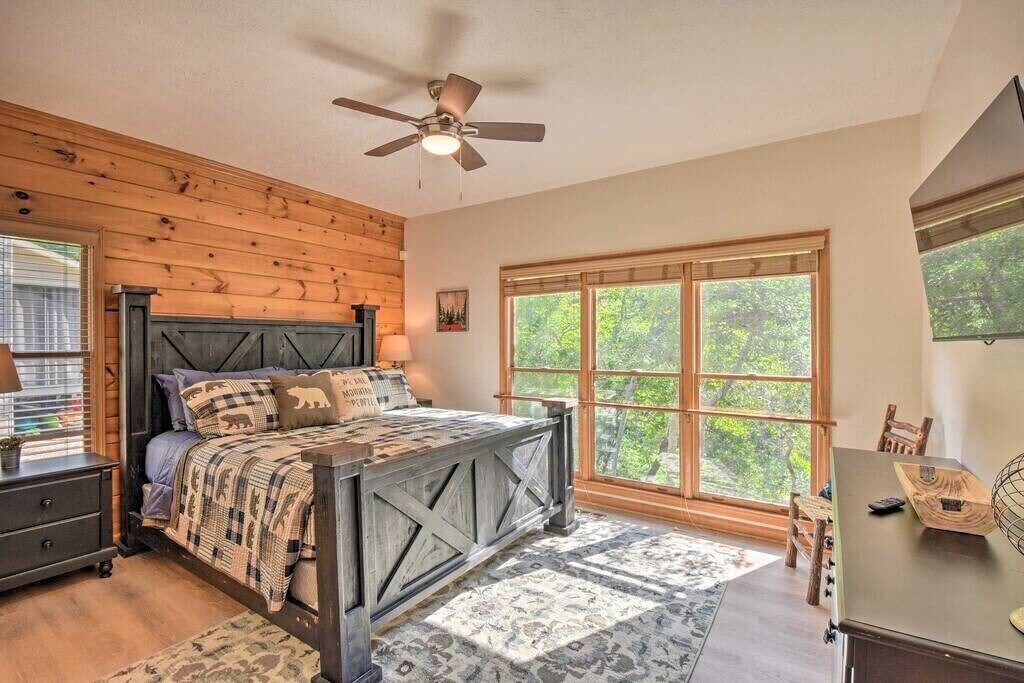 3 bedrooms, desk, iron/ironing board, travel cot