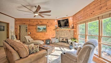 Televisio, takka, videopelejä, kirjoja