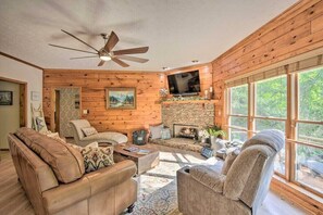 Fernseher, Kamin, Videospiele, Bücher