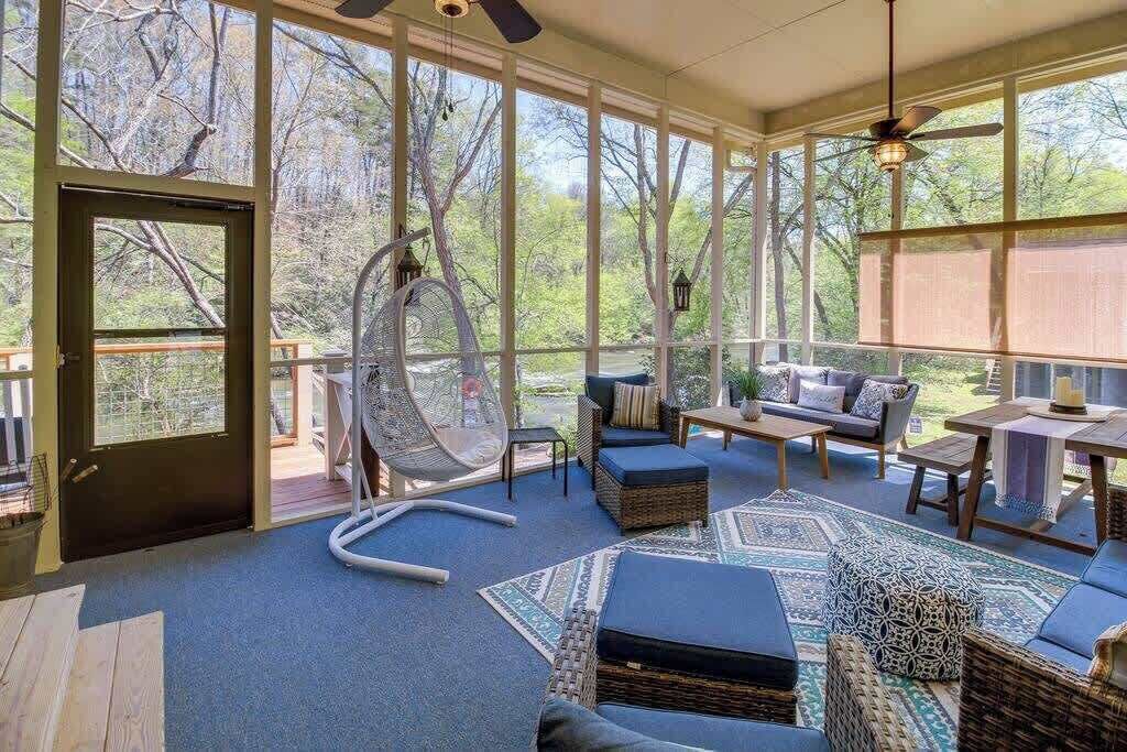 Télévision, cheminée, jeux vidéo, livres