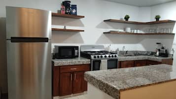 Refrigerador, microondas, horno y parrilla de estufa