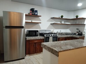 Kühlschrank, Mikrowelle, Ofen, Herdplatte