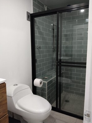 Een douche, een haardroger, handdoeken, zeep