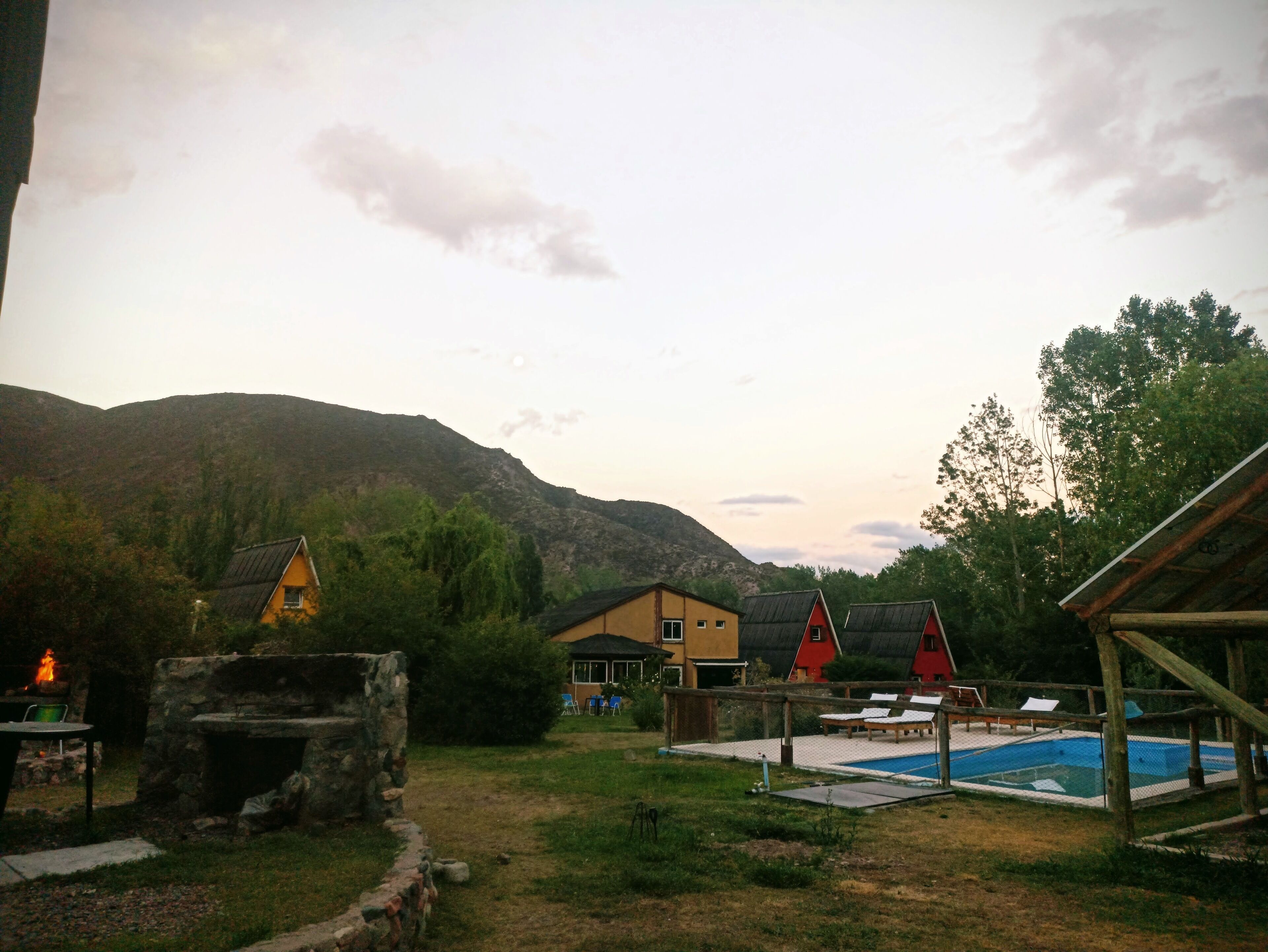 Una piscina al aire libre de temporada