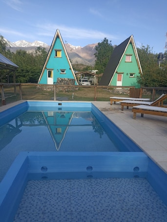 Una piscina al aire libre de temporada