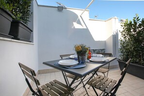 Outdoor dining - TERRAZZA MANUELA APARTMENTS QUARTIERI SPAGNOLI (Napoli)