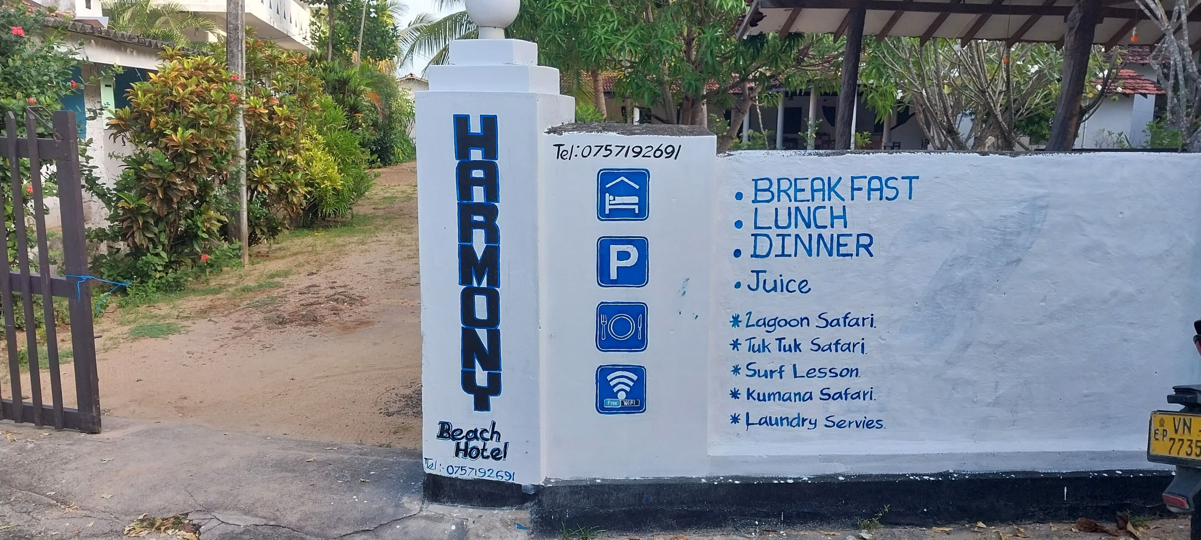Schild des Harmoon Beach Hotels mit Auflistung von Annehmlichkeiten wie Frühstück, Mittagessen, Abendessen, Saft sowie verschiedenen Safari- und Serviceleistungen.