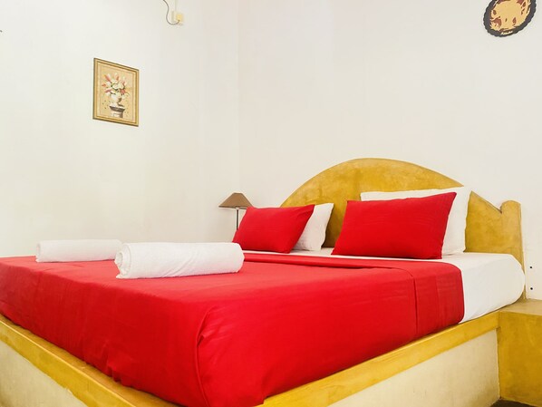 Egyptian cotton sheets, premium bedding, individually furnished, desk - Harmony Beach Hotel  (Arugam Bay)