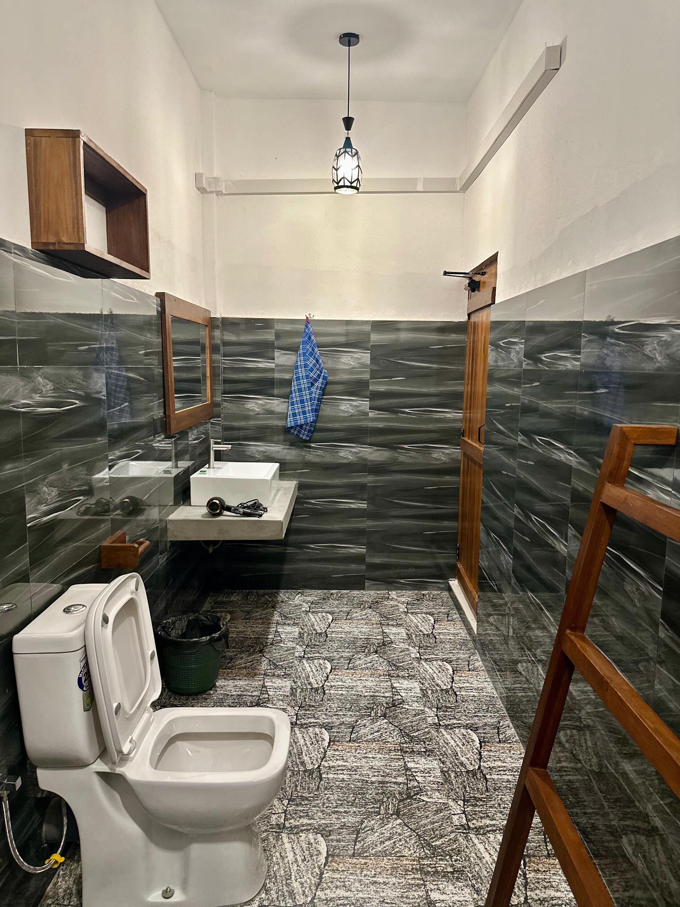Un baño con inodoro, lavabo y espejo.