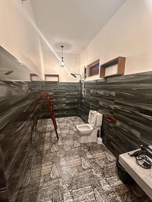 Shower, hair dryer, towels, soap - Harmony Beach Hotel  (Arugam Bay)