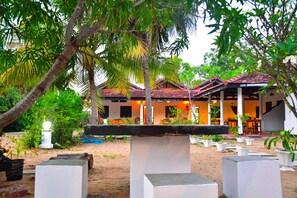 Egyptian cotton sheets, premium bedding, individually furnished, desk - Harmony Beach Hotel  (Arugam Bay)