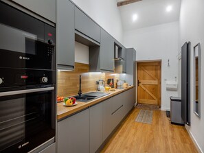 Kühlschrank, Mikrowelle, Ofen, Geschirrspüler
