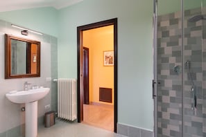 Douche, séchoir à cheveux, bidet, serviettes fournies