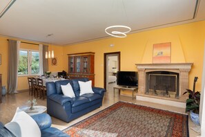 Smart TV, fireplace, video games, DVD player - A typical Italian Villa in the center of Italy.  (spoleto)