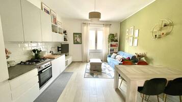 Kühlschrank, Ofen, Geschirrspüler, Wasserkocher mit Kaffee-/Teezubehör