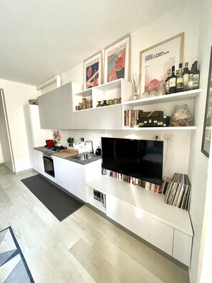 Refrigerador, horno, lavavajillas, cafetera/tetera