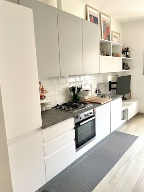 Fridge, oven, dishwasher, coffee/tea maker