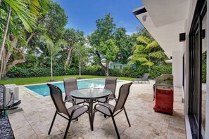 Outdoor dining - hibiscus house Pool Villa (Fort Lauderdale)