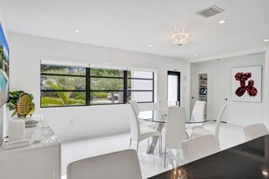 Dining - hibiscus house Pool Villa (Fort Lauderdale)