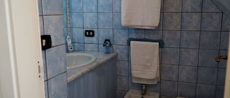 ヘアドライヤー、タオル、石鹸、トイレットペーパー