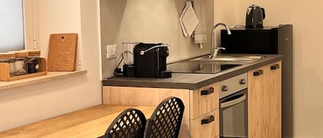 Fridge, oven, stovetop, coffee/tea maker